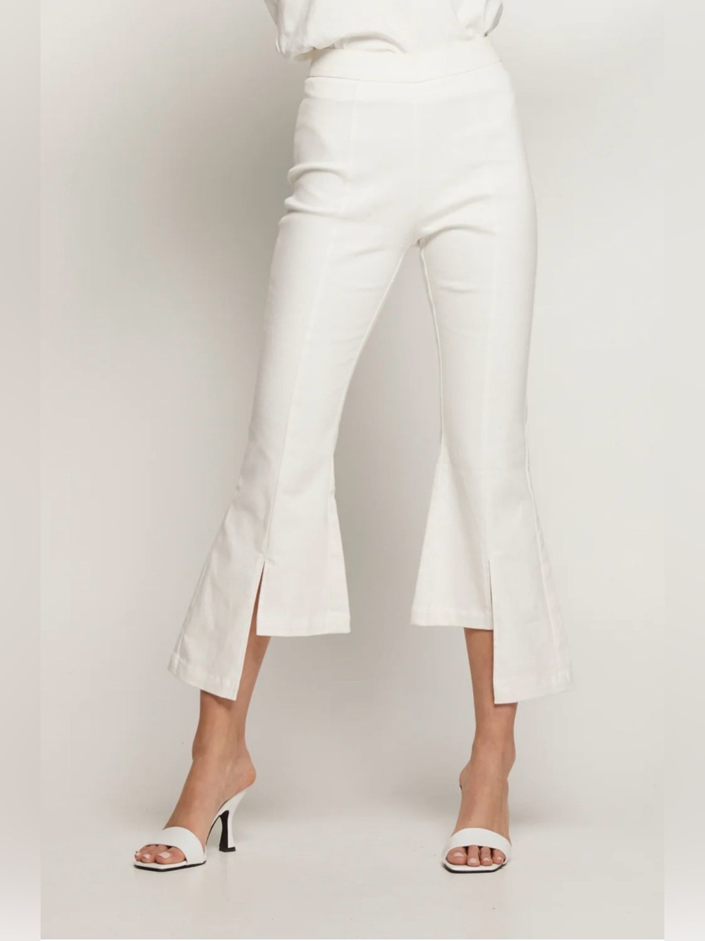 WNTRMSE white flared trousers with seams and front/side slits at hem. 10. NWT